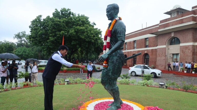 राष्ट्रीय खेल दिवस के अवसर पर मेजर ध्यानचंद की प्रतिमा का अनावरण उनके बेटे अशोक कुमार ने किया