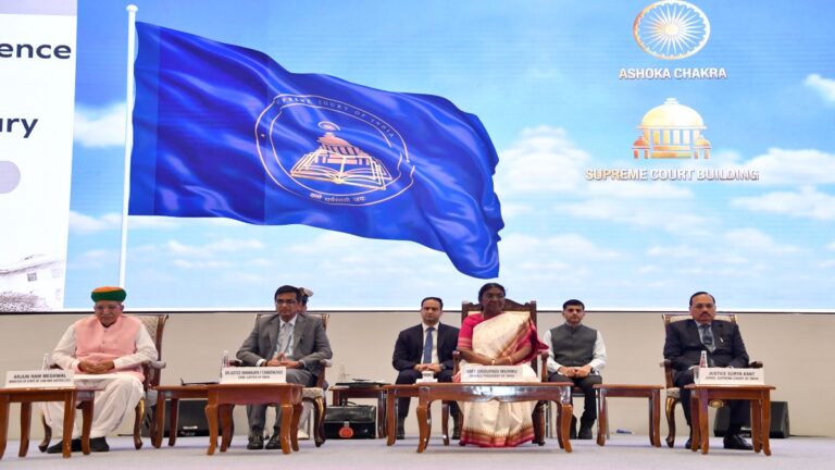 राष्ट्रपति मुर्मू ने सुप्रीम कोर्ट के लिए नए ध्वज और प्रतीक चिन्ह का अनावरण किया, 'स्थगन की संस्कृति' को बदलने के लिए प्रयास करने का आह्वान किया