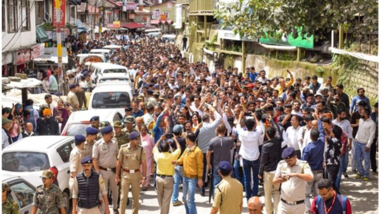 संजौली मस्जिद के प्रतिनिधियों ने नगर निगम अधिकारी से मुलाकात कर अवैध फर्श को गिराने की अनुमति मांगी