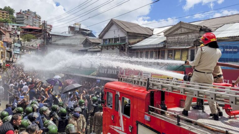 संजौली मस्जिद विवाद: पुलिस ने मंडी में प्रदर्शनकारियों को तितर-बितर करने के लिए पानी की बौछारें कीं