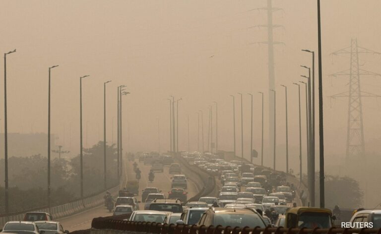 Delhi Air Pollution Live: Over 20 Trains Delayed, AQI Nears 500