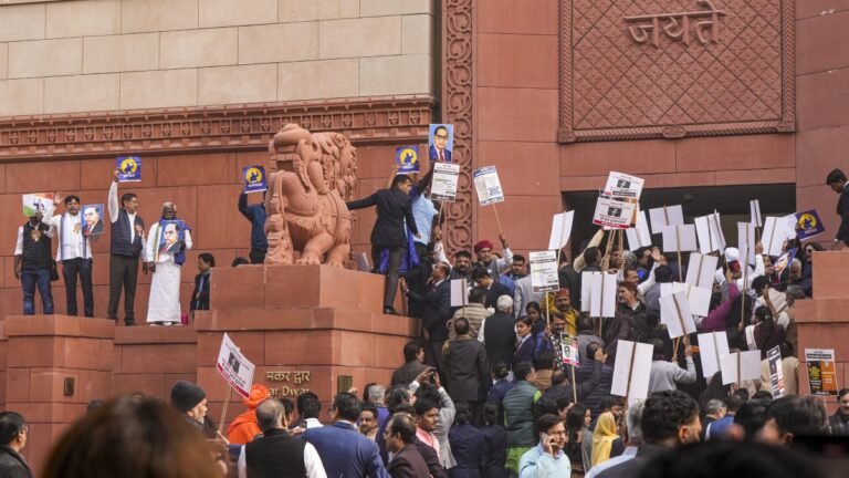 लोकसभा अध्यक्ष ने सांसदों, राजनीतिक दलों को संसद के द्वार पर प्रदर्शन करने से रोक दिया