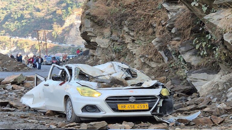 हिमाचल प्रदेश: मंडी में पहाड़ी से चट्टान गिरने से पर्यटकों की कार कुचली, महिला की मौत, दो घायल