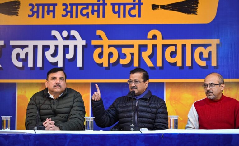 अरविंद केजरीवाल का "सोने की चेन" का आरोप, बीजेपी का शराब मामले पर पलटवार