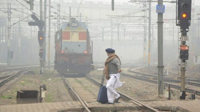 भारतीय रेलवे ने कोहरे के कारण मार्च 2025 तक ट्रेनें रद्द कीं | पूरी सूची, यात्रा सलाह देखें