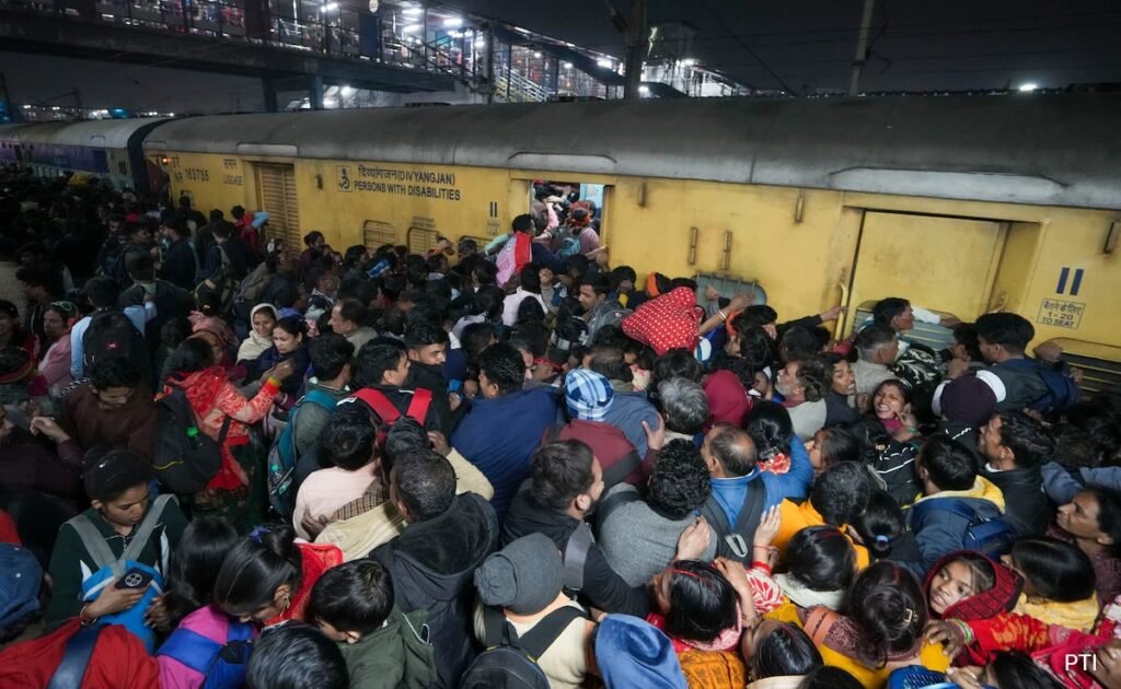 "अतिरिक्त टिकट क्यों बेचते हैं?" दिल्ली उच्च न्यायालय ने भगदड़ से अधिक रेलवे से पूछा