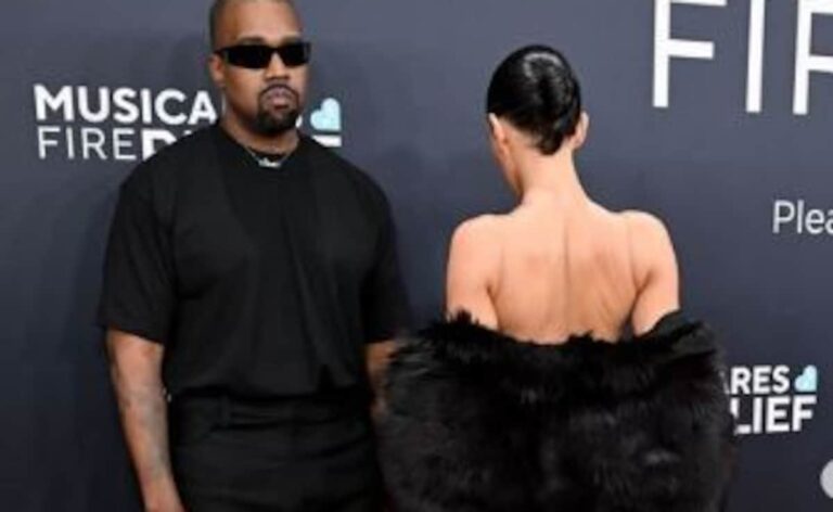 ग्रैमी स्टंट के बाद, Kanye West चीयर्स फॉर वाइफ बियांका सेंसररी के रूप में "पृथ्वी पर सबसे अधिक गोगल्ड व्यक्ति" के रूप में