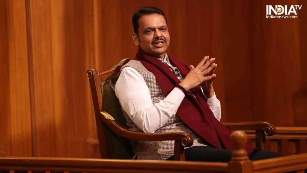 'उधवजी ने जमीन के साथ स्पर्श खो दिया, शीर्ष मंजिल पर रहता था': एएपी की एडलत में सेना के विभाजन पर फडनविस