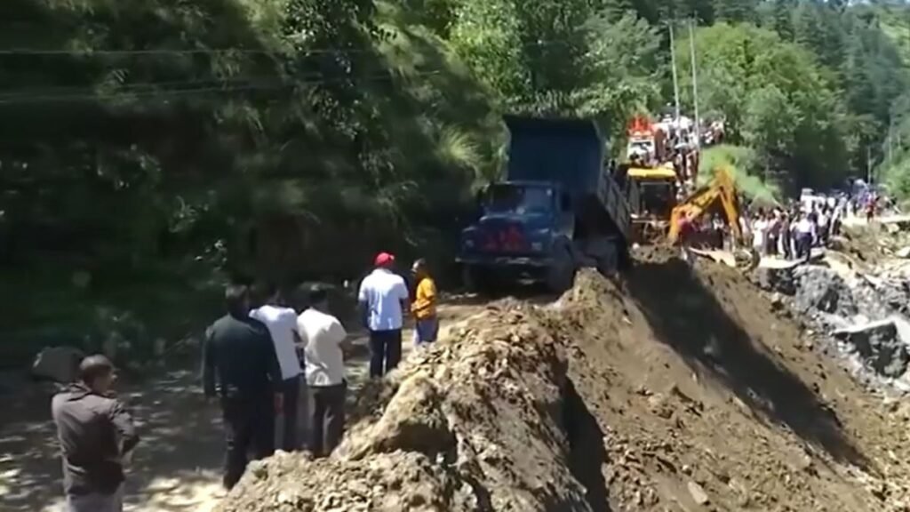 जेके, हिमाचल में बारिश अलर्ट के रूप में भूस्खलन कई जीवन का दावा करता है; सूजे हुए नदियाँ पंजाब में बाढ़ का कारण बनती हैं
