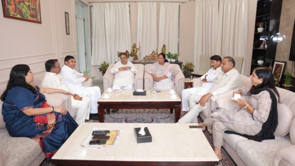 दिल्ली सीएम रेखा गुप्ता की पहली तस्वीर हमले के एक दिन बाद ही वह भाजपा सांसदों से मिलती है