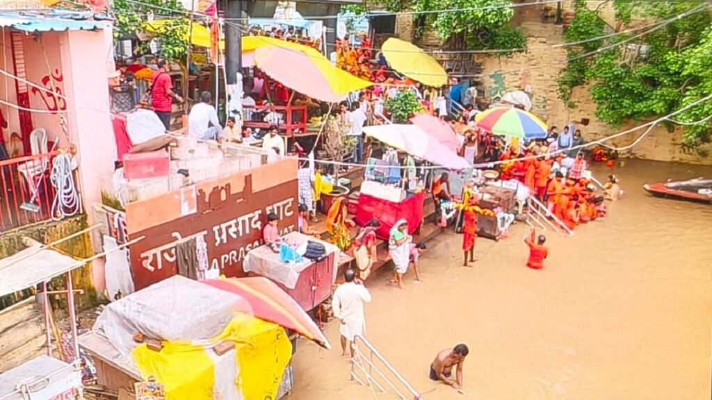 वाराणसी पर बाढ़ का खतरा करघा: गंगा नदी खतरे के निशान के ऊपर बहती है, घाट जलमग्न