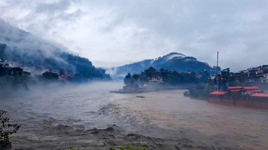 हिमाचल प्रदेश मानसून रोष: 257 मृत, सड़कें अवरुद्ध, बिजली और पानी की आपूर्ति गंभीर रूप से हिट