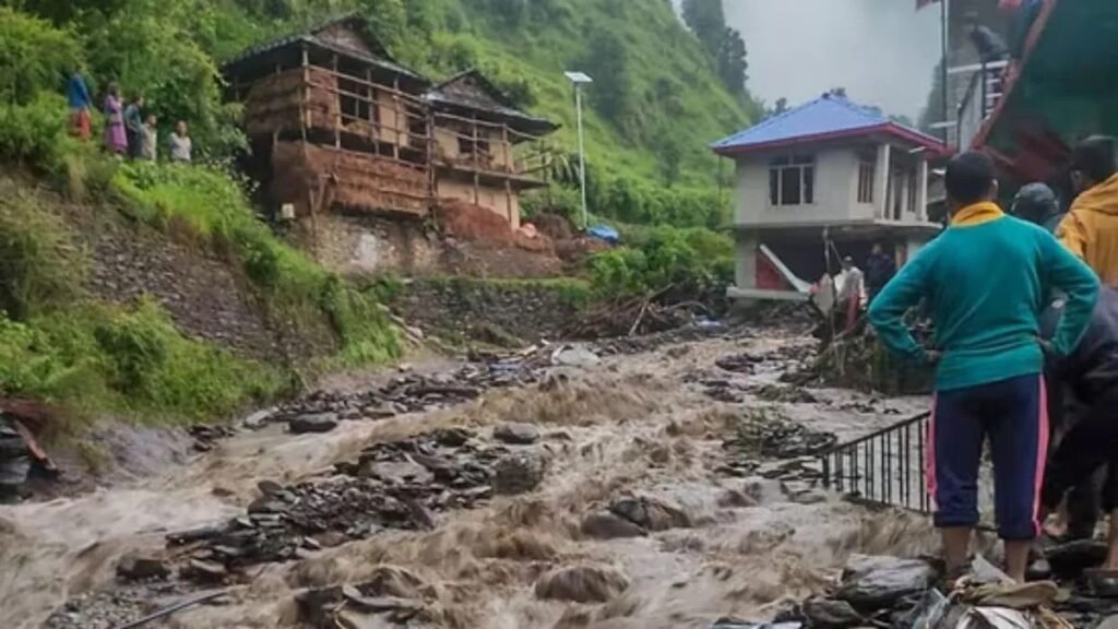 हिमाचल प्रदेश में मानसून कहर: 298 मृत, सड़कें अवरुद्ध, बुनियादी ढांचा अपंग, एक सप्ताह का चेतावनी जारी की गई