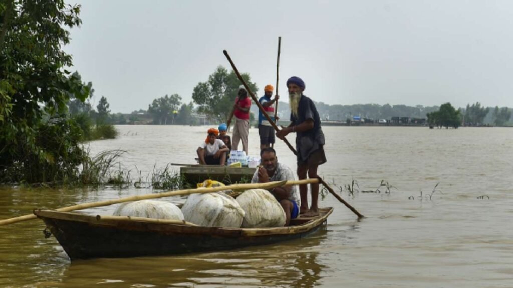 पंजाब बाढ़: राज्य ने आपदा-हिट घोषित 1400 गांवों के रूप में डूबे हुए, दशकों में सबसे खराब प्रलय में 30 मृत